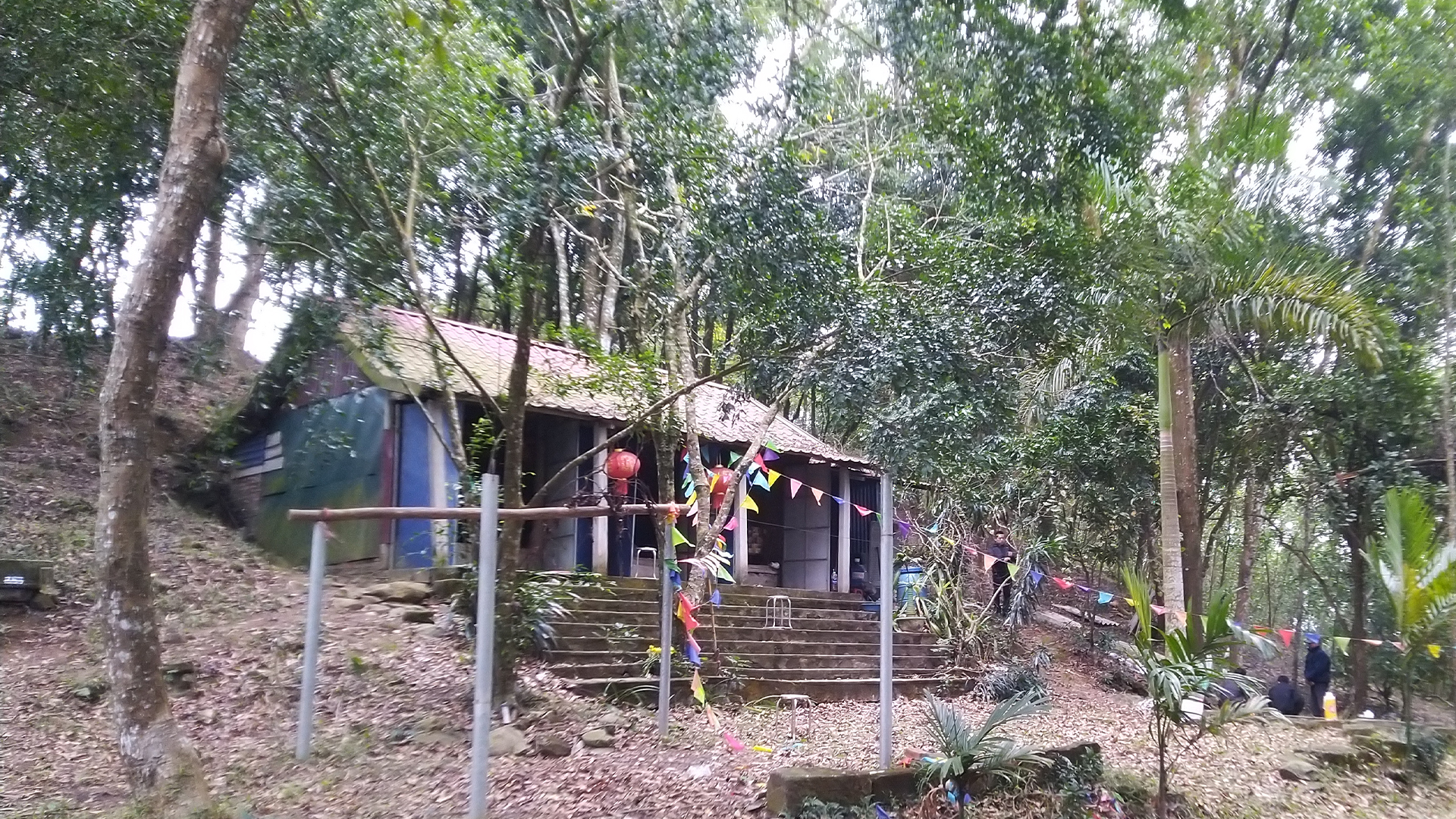 2_Đền Cao Báng Từ Bên Trái.jpg
